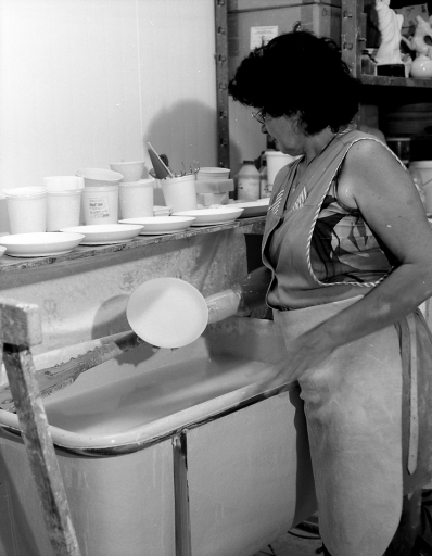 Atelier de fabrication : émaillage d'une assiette.