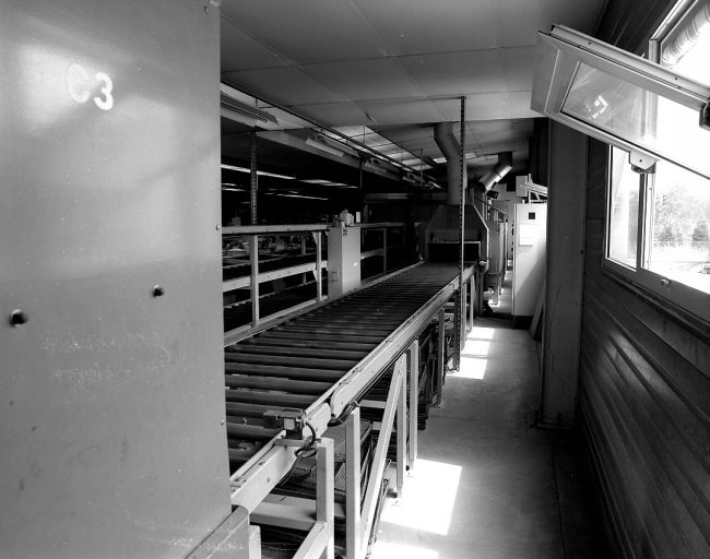 Four-tunnel pour la cuisson des décors : vue de l'orifice d'enfournement.