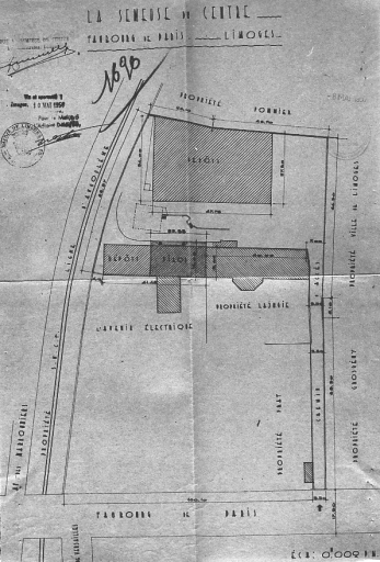 'La Semeuse du Centre - Faubourg de Paris - Limoges'. Plan masse du site en 1950. A gauche des silos d'anciens ateliers probablement de décoration sur porcelaine. A droite des silos d'anciens ateliers de l'usine de porcelaine Blanchard dont le bâtiment du four (au centre). Les vastes dépôts à l'arrière de l'ancienne usine datent de 1946.