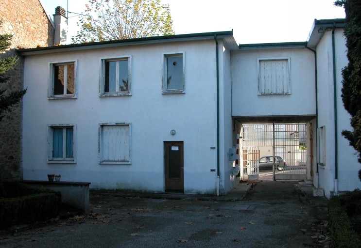 Façade postérieure des bâtiments formant l'entrée du site (logement et conciergerie).