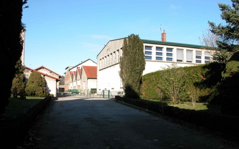 Les anciens ateliers vus depuis l'entrée du site.