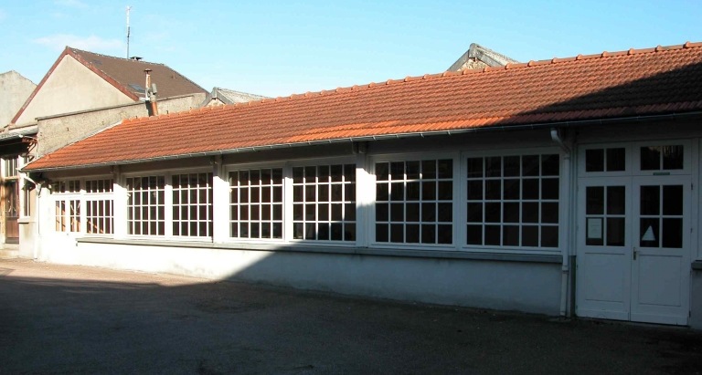 Vue d'un ancien atelier de décoration (?) de l'usine de porcelaine.