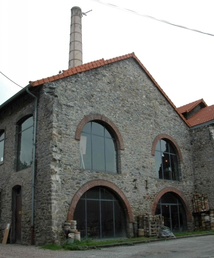 Pignon nord-est du bâtiment du four des Casseaux. Les grandes ouvertures couvertes en plein cintre donnaient accès à un bâtiment de four accolé, aujourd'hui disparu.