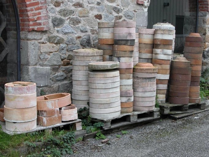 Empilements d'anciennes gazettes qui servaient à la cuisson de la porcelaine dans les fours à globes.