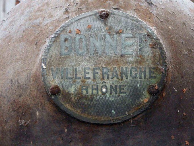 Plaque du constructeur Bonnet.