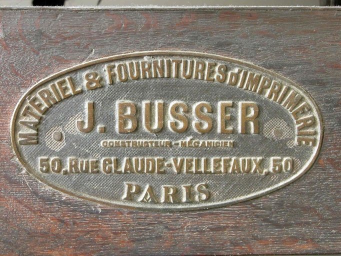 Vue de détail : la plaque du constructeur J. Busser.