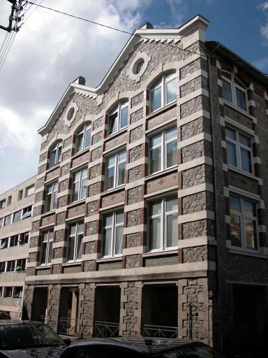 Façade sur rue de l'ancienne usine, vue du nord-est.