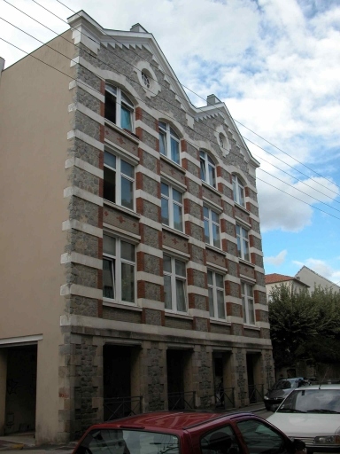 Façade sur rue de l'ancienne usine, vue du sud-est.