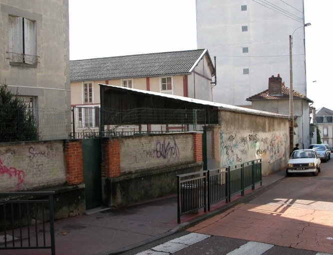 Le site de l'ancienne tuilerie briqueterie vu depuis la rue Pierre-Larousse.