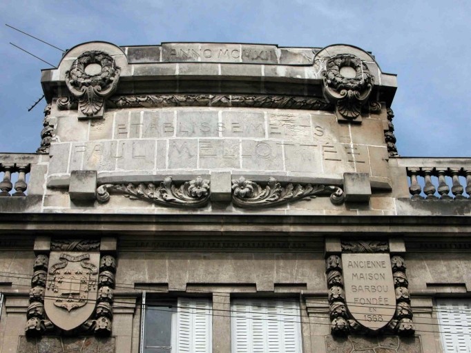 Détail de la façade antérieure : corniche et bandeau d'attique.