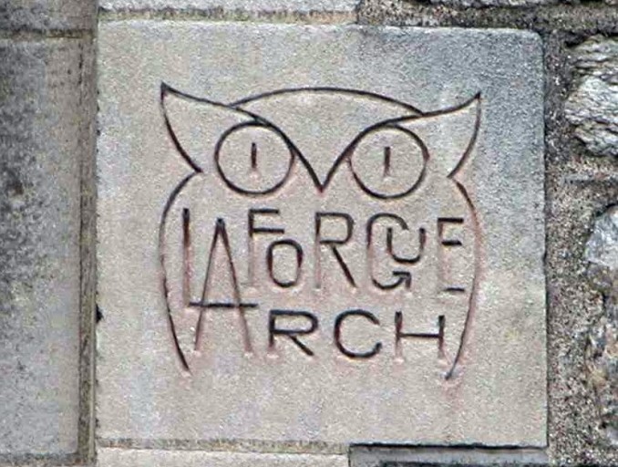 Détail de la façade antérieure : signature de l'architecte Laforgue.