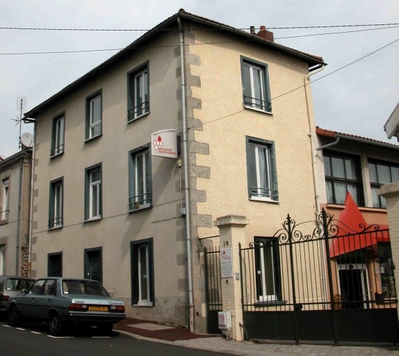 L'habitation, antérieure à l'installation de l'usine, en alignement sur la rue de Rochechouart.