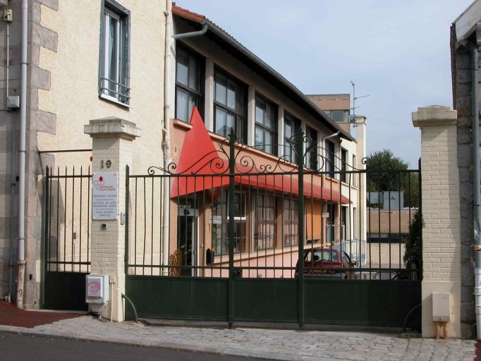 Portail d'entrée de l'ancienne usine de chaussures.
