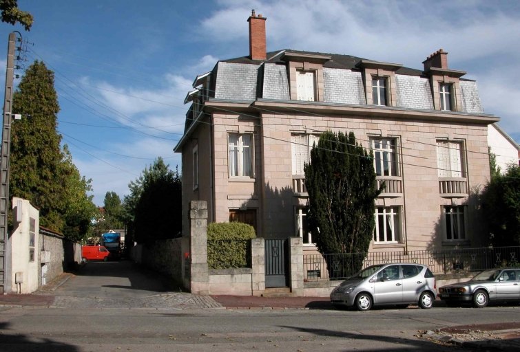 Le site de l'usine vu depuis l'avenue Ernest-Ruben. A gauche, l'allée qui conduit aux ateliers, à droite, le logement patronal.