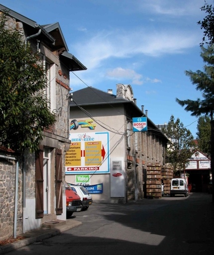 La conciergerie et les ateliers.