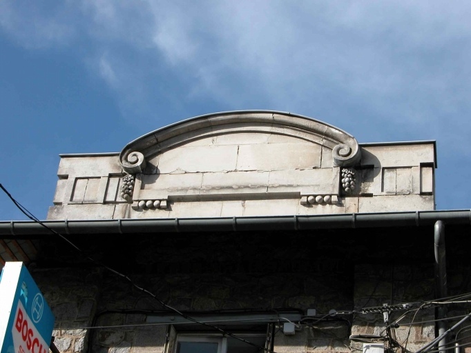 Bandeau d'attique (et corniche) surplombant la première travée occidentale des ateliers.