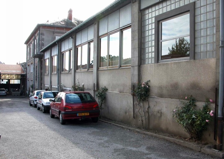 Les anciens ateliers et bureaux (au fond).