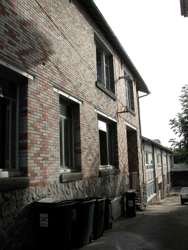 Les ateliers vus depuis le portail.