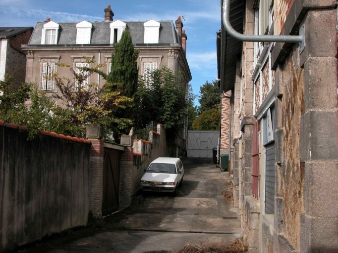La façade postérieure du logement patronal, la cour intérieure de l'usine et les ateliers.