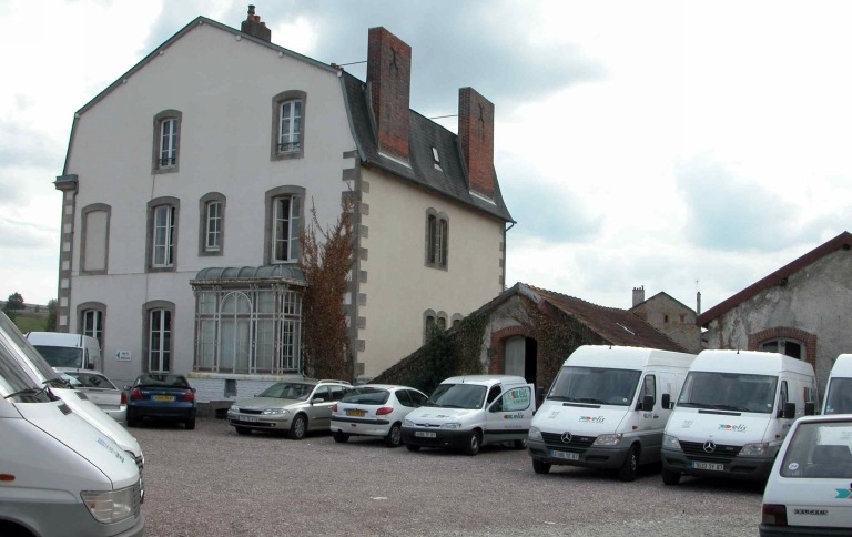Le logement patronal transformé en bureaux et des ateliers datant probablement de la seconde moitié du 19e siècle (à droite).