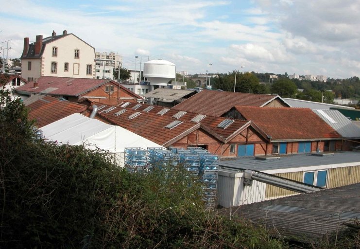 Les ateliers vus depuis le pied de la cheminée.