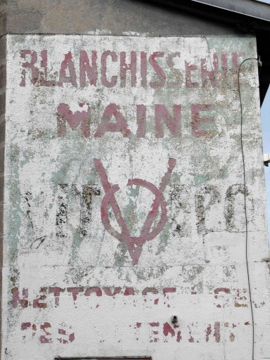 Ancienne publicité de la blanchisserie Maine, peinte sur un mur de l'usine.
