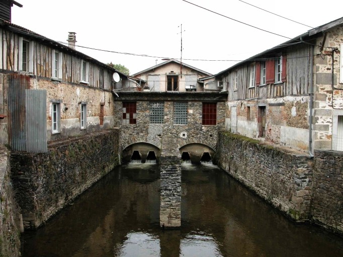 Les ateliers de la forge, puis de l'usine de porcelaine puis de la mégisserie, vus du sud-ouest. Au centre, le canal de fuite des installations hydrauliques.