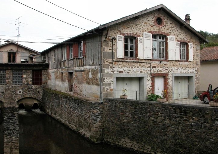 Les ateliers de la forge, puis de l'usine de porcelaine puis de la mégisserie : le bâtiment est.