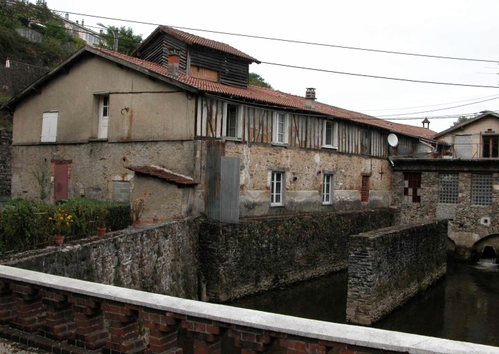 Les ateliers de la forge, puis de l'usine de porcelaine puis de la mégisserie : le bâtiment ouest.