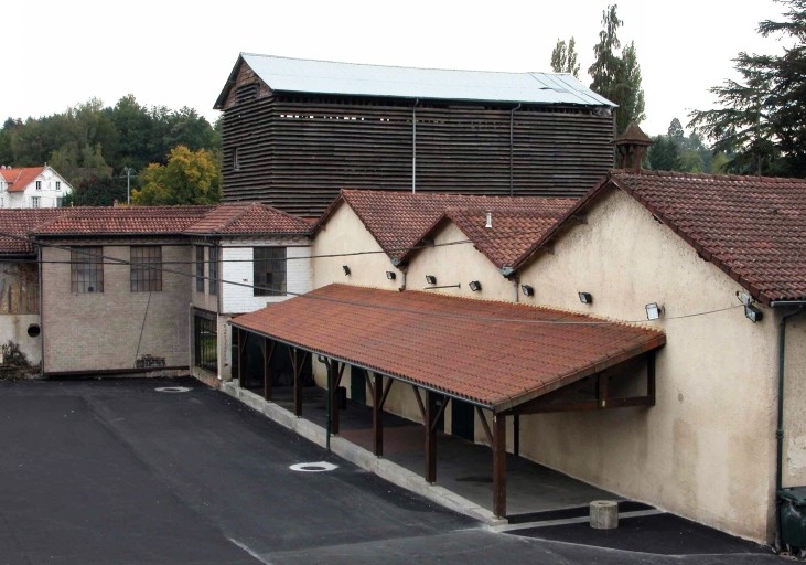 Pignons nord des anciens ateliers de la forge, puis de l'usine de porcelaine puis de la mégisserie. Les canaux d'amenée des roues hydrauliques ont été couverts par un parking.