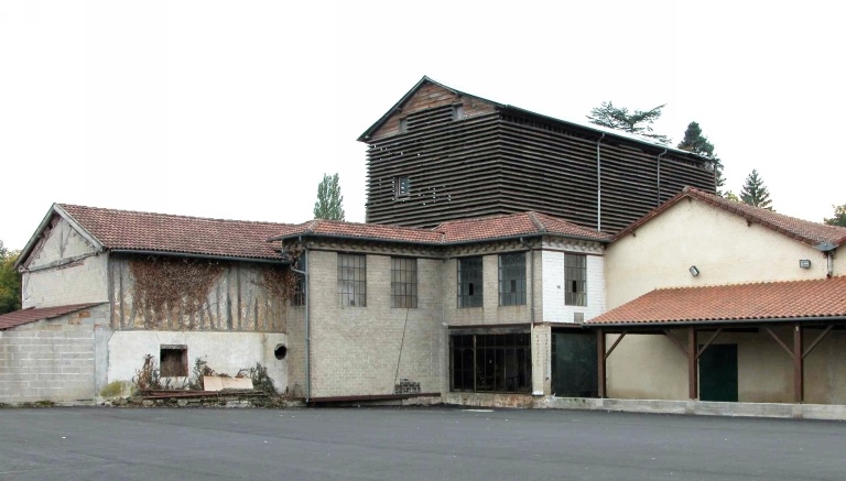 L'ancien bâtiment de la forge, transformé en minoterie puis rehaussé d'un séchoir (abat-vent en bois), vu du nord.