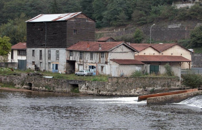 L'ancien bâtiment de la forge, transformé en minoterie puis rehaussé d'un séchoir (abat-vent en bois), vu depuis la rive gauche de la Vienne (Moulin de la Garde).
