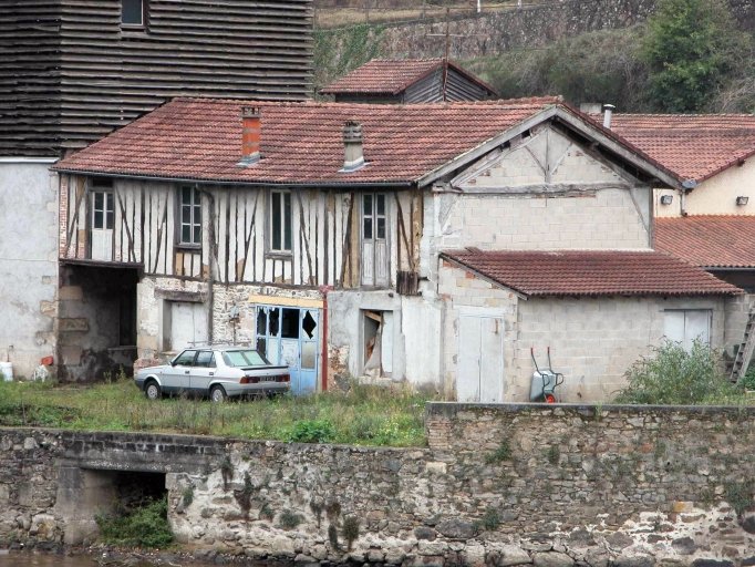 L'ancien bâtiment de la forge, transformé en minoterie puis rehaussé d'un séchoir (abat-vent en bois), vu depuis la rive gauche de la Vienne (Moulin de la Garde) : détail.