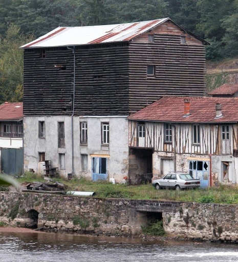 L'ancien bâtiment de la forge, transformé en minoterie puis rehaussé d'un séchoir (abat-vent en bois), vu depuis la rive gauche de la Vienne (Moulin de la Garde) : détail.