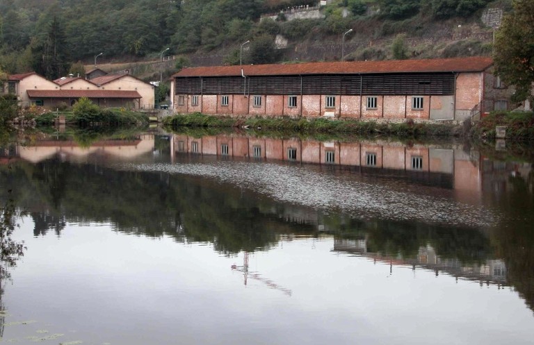 A gauche les anciens ateliers de la forge, de l'usine de porcelaine puis de la mégisserie ; à droite ceux de la blanchisserie.
