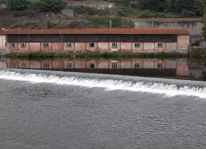 Un ancien séchoir à kaolin, occupé par la suite par une blanchisserie industrielle : vue prise depuis la rive gauche de la Vienne.