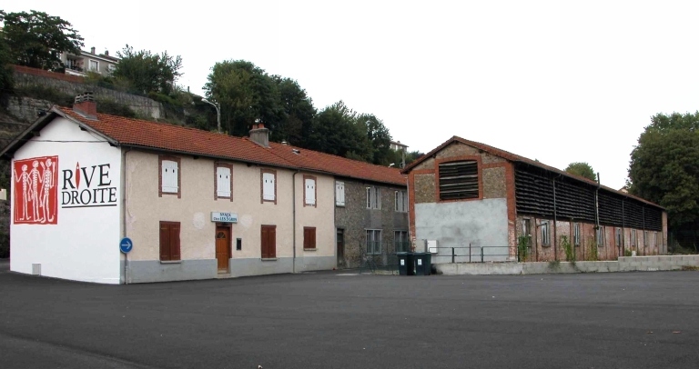 Les bâtiments de l'ancienne blanchisserie industrielle : à gauche les magasins, entrepôts et logements de l'ancienne forge, à droite un ancien séchoir à kaolin.