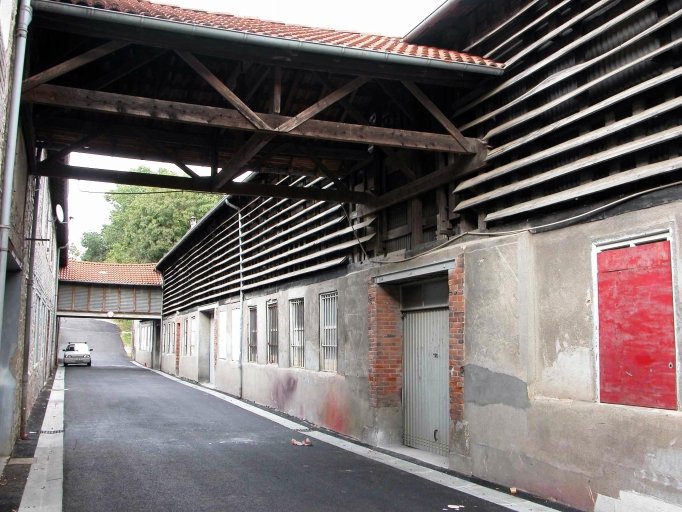 Les bâtiments de l'ancienne blanchisserie industrielle : l'allée séparant les deux corps de bâtiments, reliés par des passerelles.