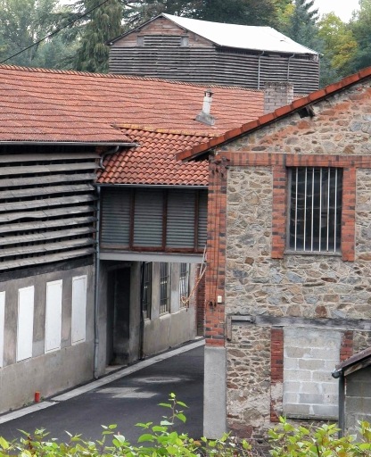 Les bâtiments de l'ancienne blanchisserie industrielle vus du nord : détail.
