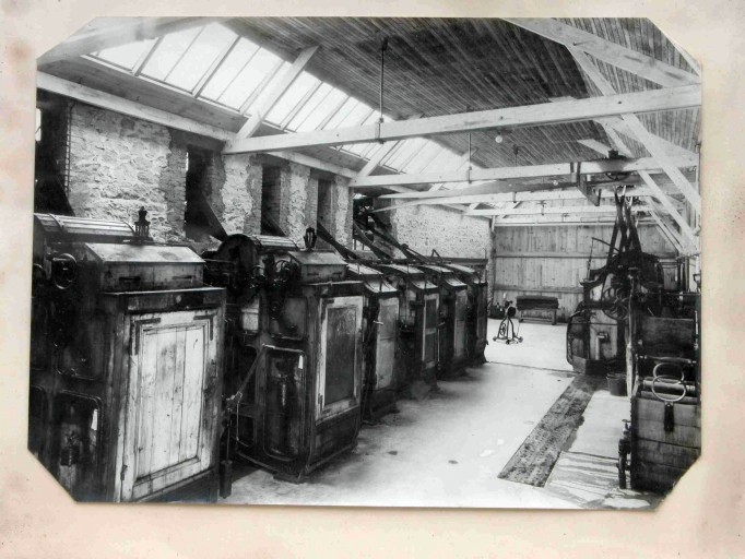 Vue intérieure des ateliers vers 1920 : foulons.