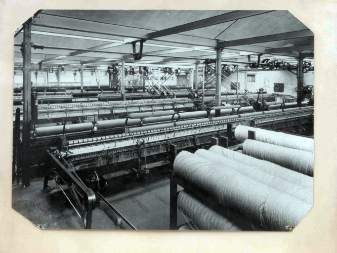 Vue intérieure des ateliers vers 1920 : métiers à tisser.