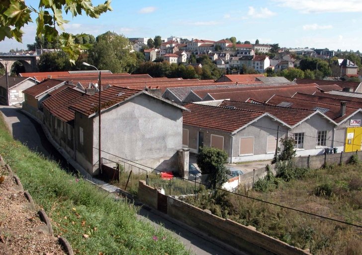 Vue générale de l'usine depuis les quais de la Vienne, en direction du nord-est.