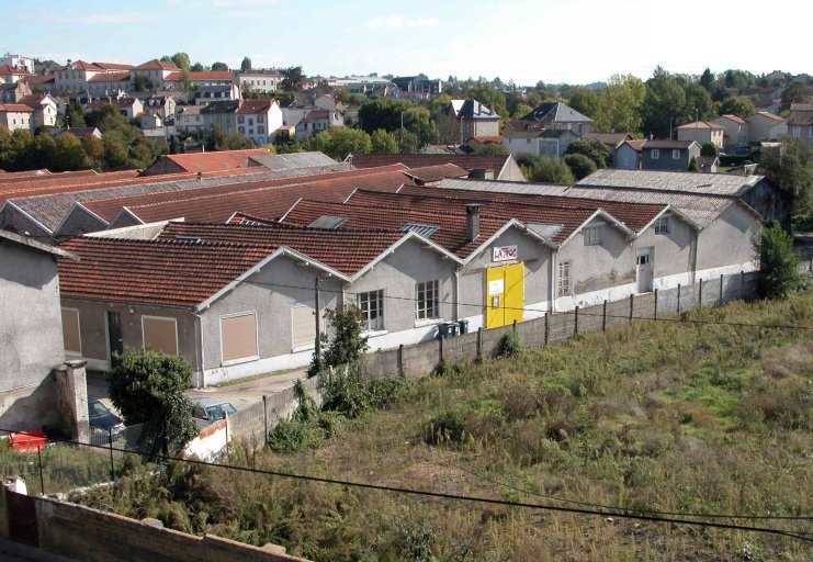 Vue générale de l'usine depuis les quais de la Vienne, en direction du nord-est : au premier plan, les magasins industriels.