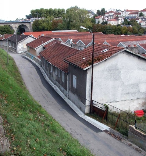 Le chemin de la Font-Pinot vu depuis les Quais de la Vienne : au premier plan, les anciens bâtiments de la ferme de Font-Pinot.