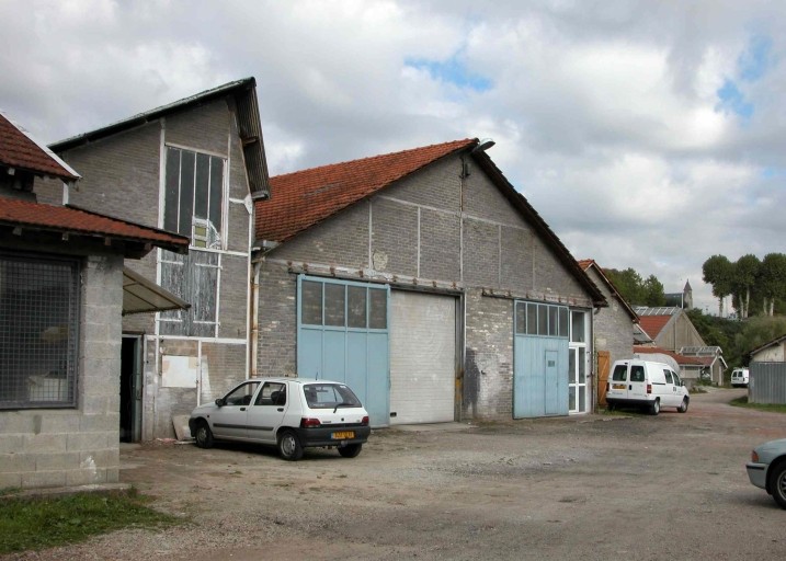 Façade est de l'usine : le bâtiment de la chaudière et de la cheminée (couvert d'un shed).