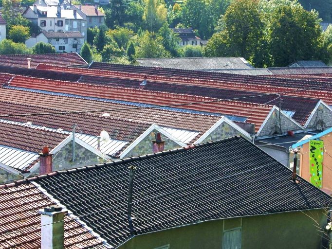 Vue des toitures des ateliers depuis les quais de la Vienne.