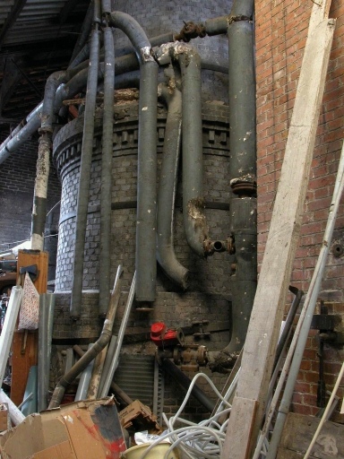 Piédestal de la cheminée de l'usine.