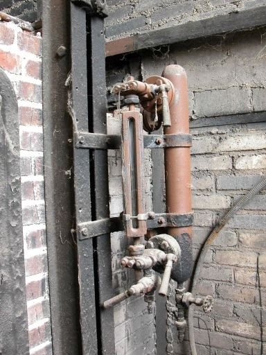 Ancienne chaudière de l'usine : système de régulation du réservoir.