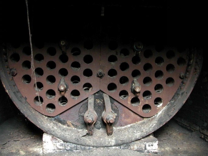 Ancienne chaudière de l'usine : vue intérieure du niveau supérieur (réservoir).