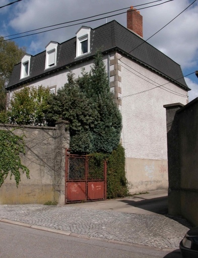 Entrée du site de la distillerie et logement patronal.
